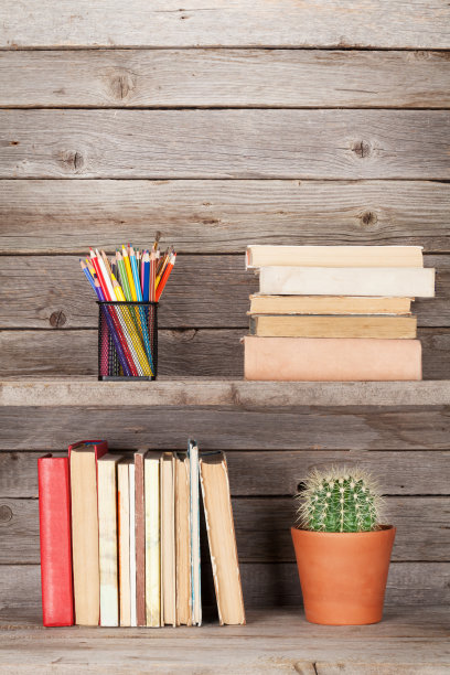 木架上的旧书图片下载