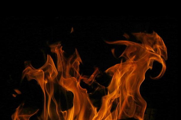 火焰火焰隔离在黑色背景。图片下载