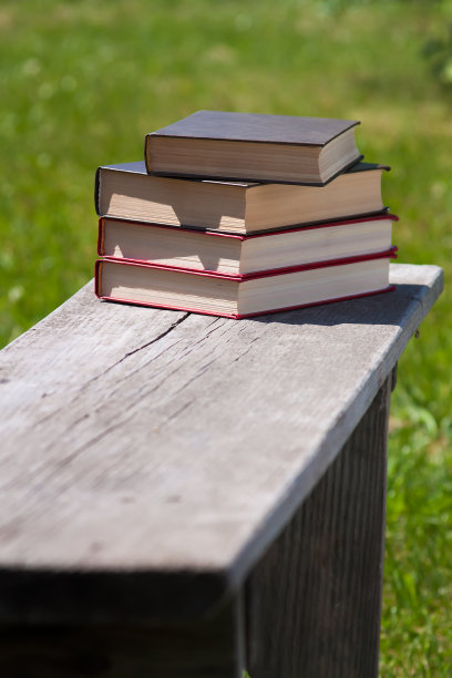 四本精装书的堆叠。图片下载