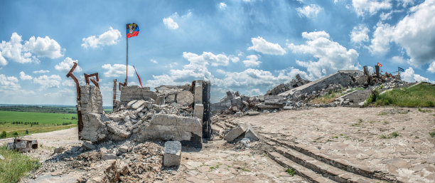 在Saur-Graves顶端的纪念建筑群图片下载