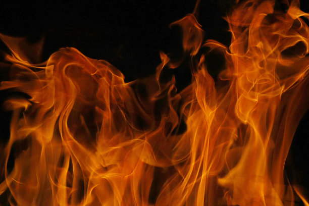 火焰火焰隔离在黑色背景。图片下载