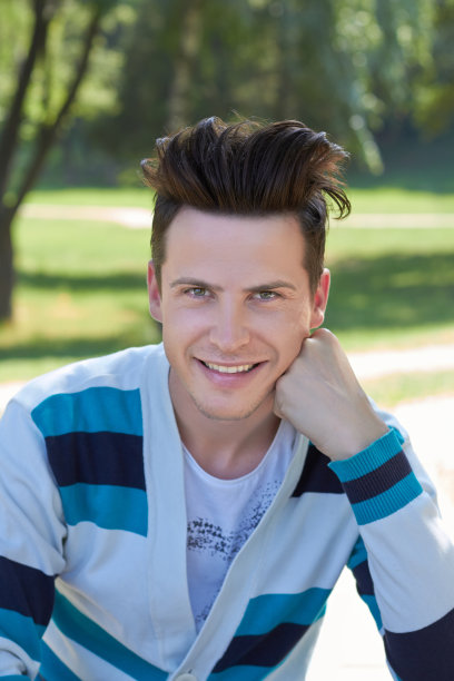 一个微笑的年轻人的特写图片下载