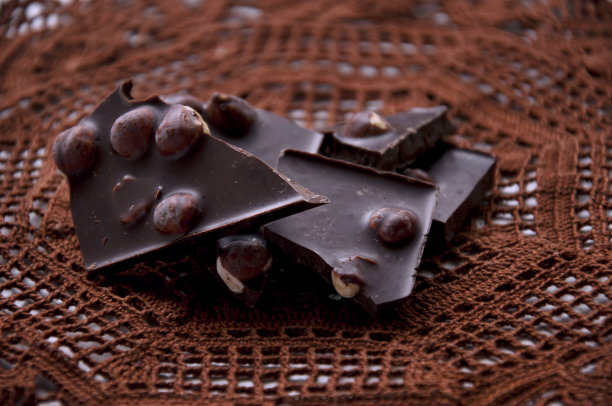 钩针餐巾上的巧克力块图片下载