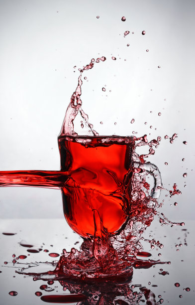 倒入一杯热红酒图片下载