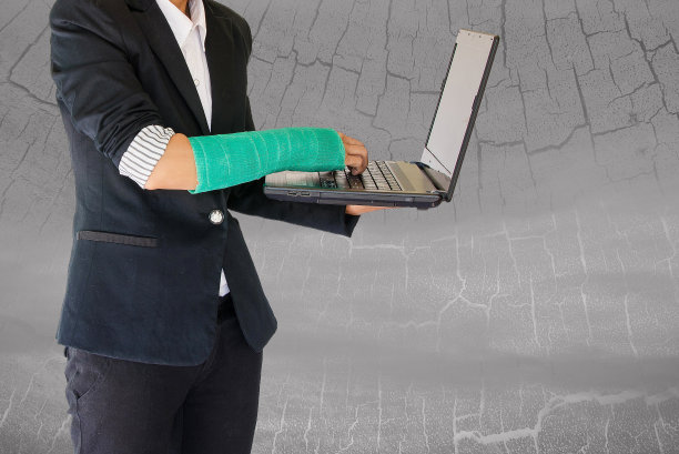 受伤的女商人，手上和胳膊上都打着绿石膏图片下载