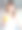 一个年轻女孩在厨房里拿着一杯果汁图片下载