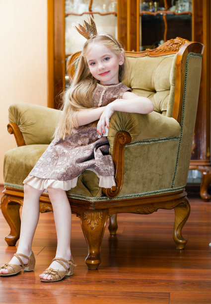 戴着皇冠的小女孩图片下载