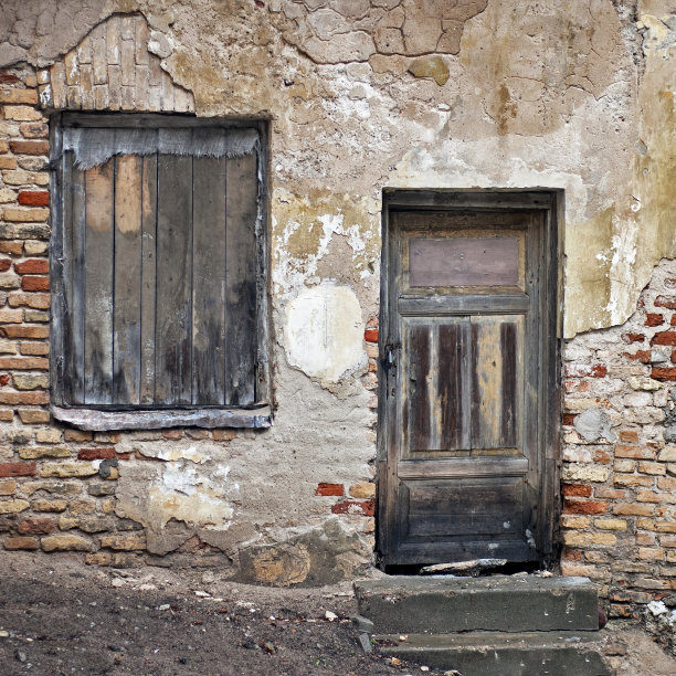 破旧的门窗，墙上有裂缝图片下载