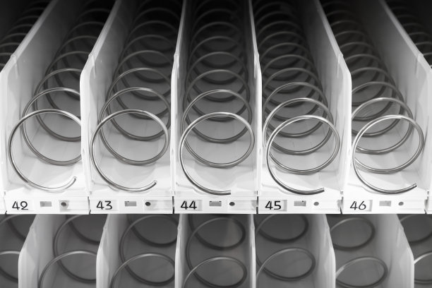 标准办公室自动贩卖机的白色架子空了图片下载