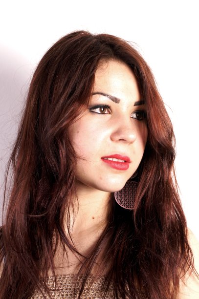 一个白底的年轻女士在摄影棚里的照片图片下载