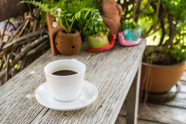 咖啡馆桌上的一杯咖啡图片下载