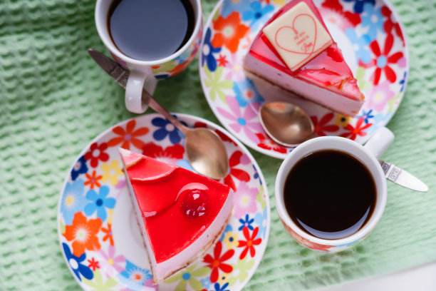 几块蛋糕，几杯咖啡图片下载