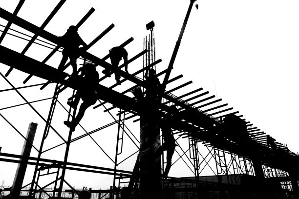 在建筑工地工作的劳工图片下载