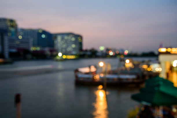 抽象模糊的背景(散景)在暮色中的河边/曼谷，泰国图片下载