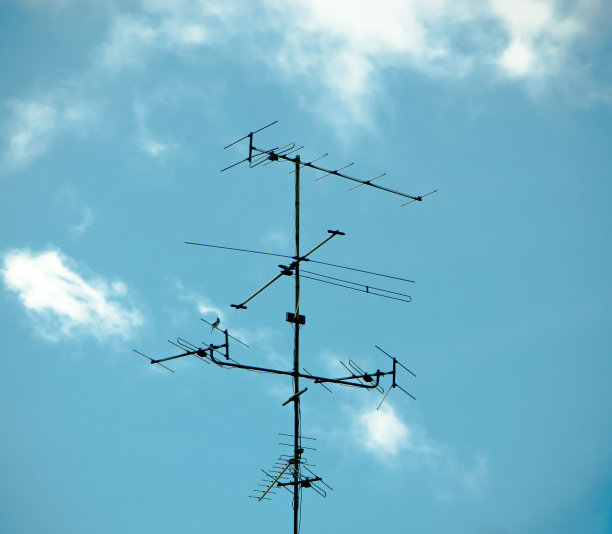 旧天线与蓝天背景图片下载