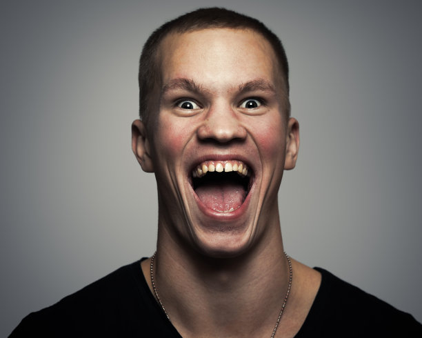 一个大声尖叫的年轻人。肖像图片下载
