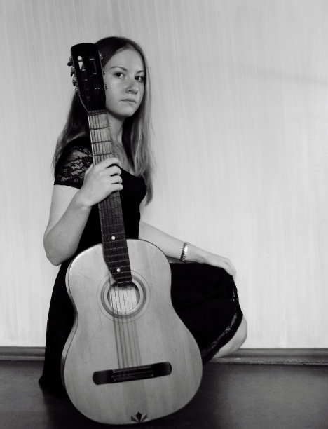 拿着吉他的年轻女子图片下载