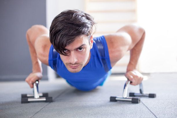 体操男用健身道具做力量俯卧撑图片下载