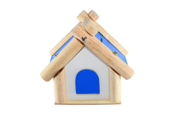 玩具木屋孤立在白色背景上图片下载