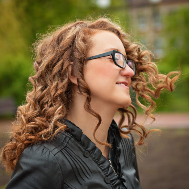 一个快乐美丽的年轻女人在户外的肖像图片下载