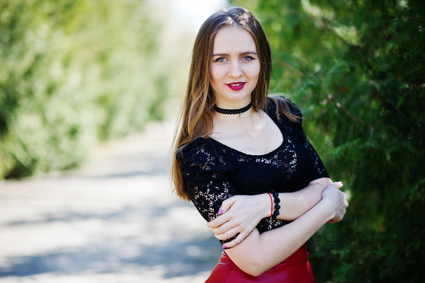 女孩的肖像与黑色颈项链和红色皮裙图片下载