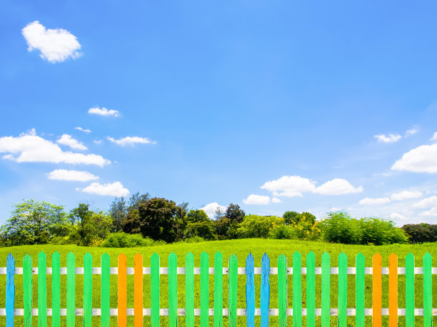 花园里有五颜六色的木栅栏和绿草，图片下载