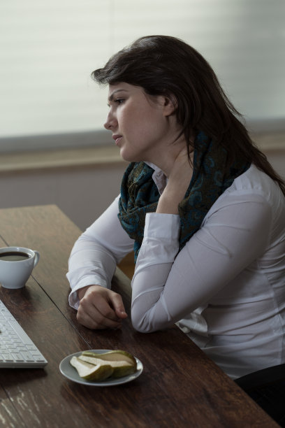 感染和颈部疼痛图片下载