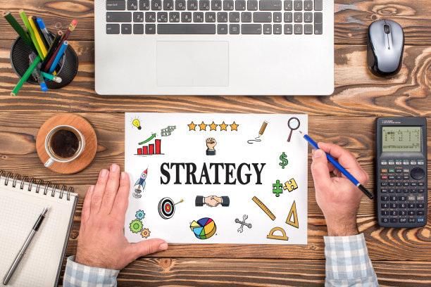 战略概念与各种手绘涂鸦图标在纸上图片下载