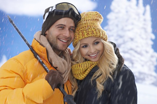快乐的滑雪夫妇在冬季图片下载