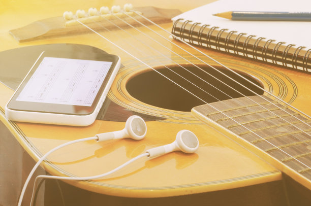 手机打开音符歌曲耳机笔记本和铅笔吉他图片下载
