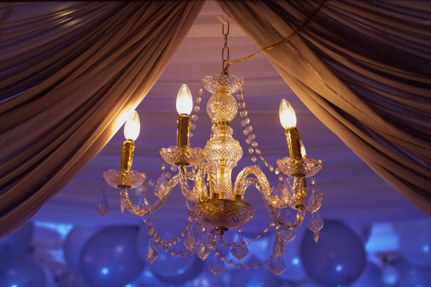 天花板上的枝形吊灯图片下载