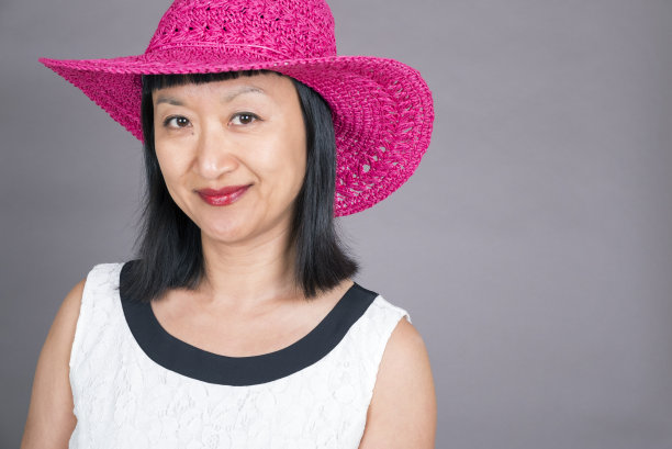 戴着粉色草帽的亚洲女人图片下载