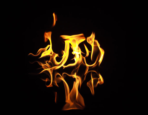 火焰在黑色背景上燃烧图片下载