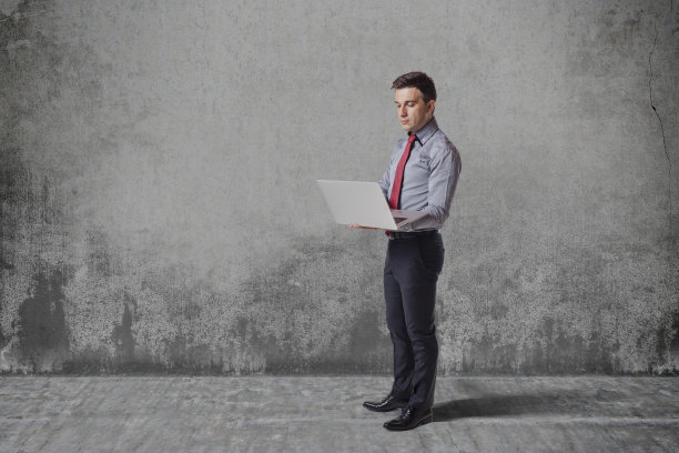 创意商人使用笔记本电脑在垃圾背景下图片下载