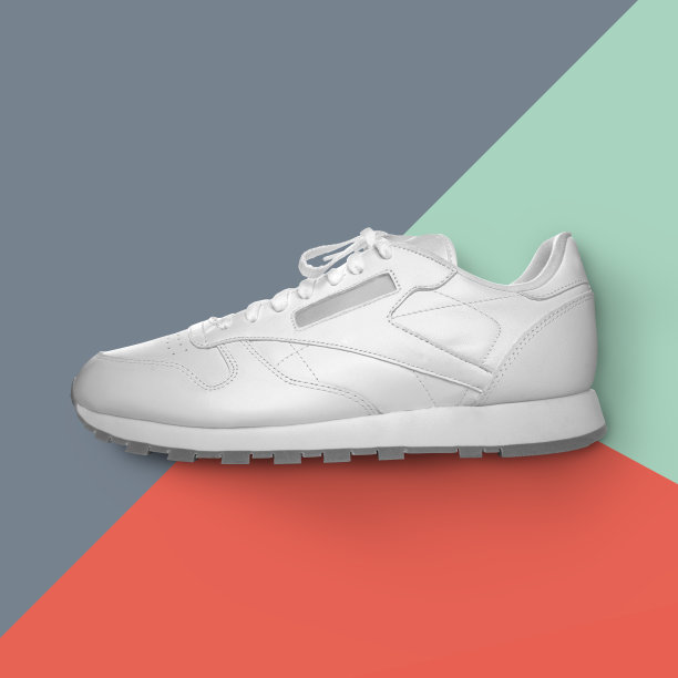 白色运动鞋和彩色背景图片下载