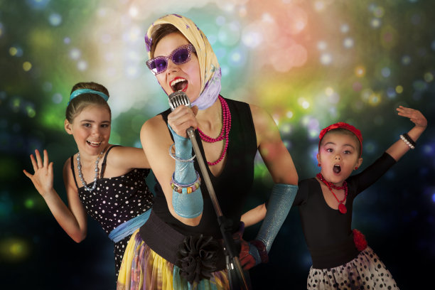 戴着老式麦克风的乡村小妞图片下载