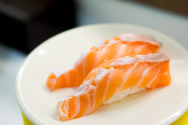 日式料理寿司摆在桌上设计照片图片下载