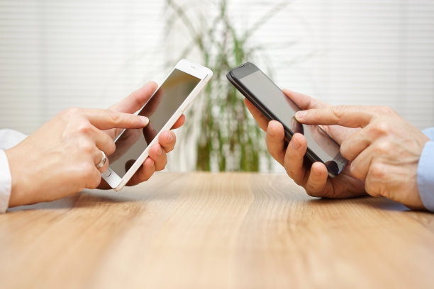 女人和男人一起在手机上使用应用程序图片下载