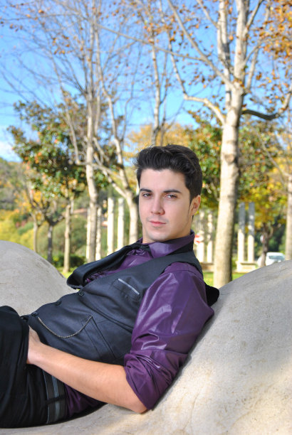 一个年轻人坐在公园里图片下载