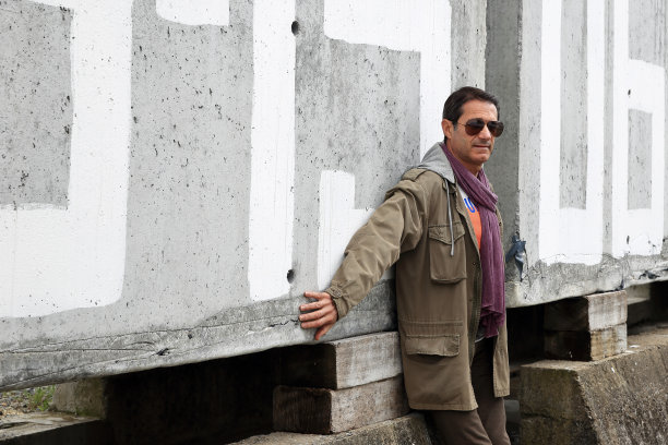 混凝土块之间的人图片下载