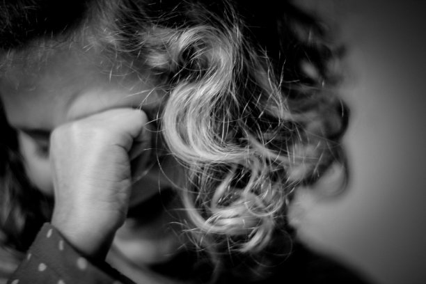 卷发的小女孩图片下载