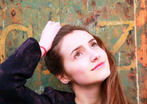 城市里美丽女孩的特写图片下载