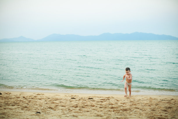 一个老男孩在沙滩上玩图片下载