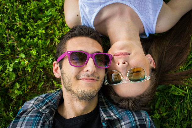 近距离的幸福微笑的夫妇在爱的肖像图片下载