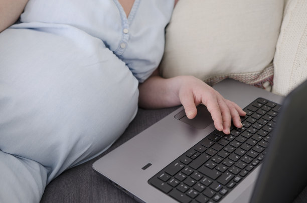 孕妇使用笔记本电脑工作图片下载