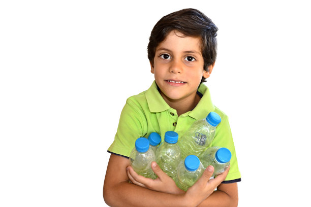 拿着塑料瓶回收的男孩图片下载