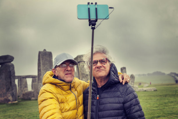 成年男性朋友在巨石阵遗址自拍图片下载