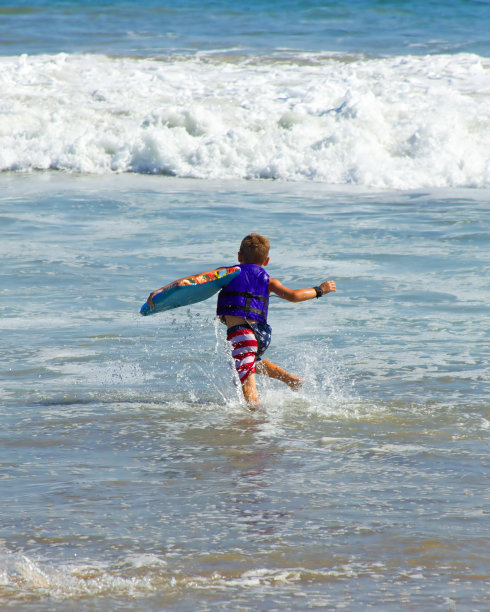 男孩在海滩图片下载