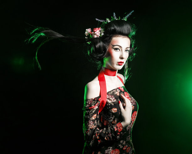 穿着和服的发型和妆容的艺妓。素材图片