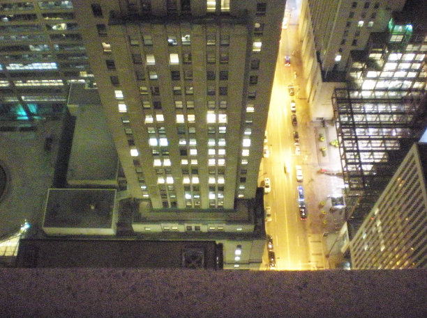 俯瞰多伦多大街上的窗台图片下载